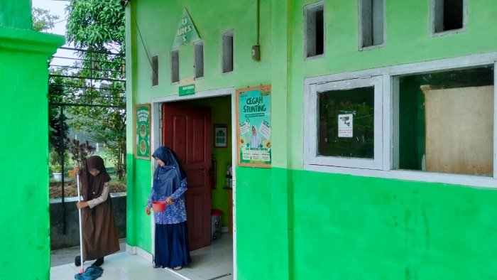 Petugas Piket UKS/M MTsN 4 Batang Hari Tunjukkan Disiplin dan Kepedulian terhadap Kebersihan