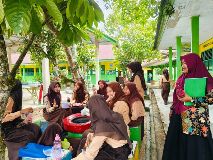 Menyantap Bekal Bersama, Momen Kebersamaan Siswa MTsN 4 Batanghari Saat Waktu Istirahat