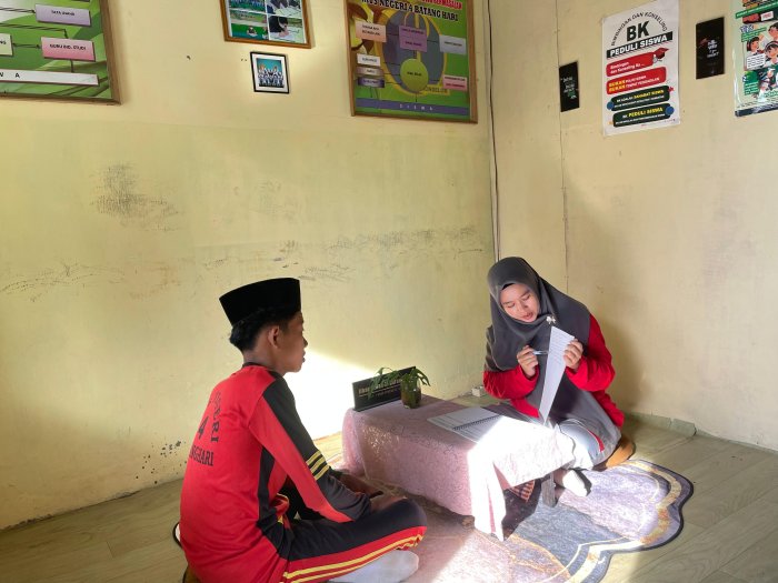 Jihan Indah Alqarani Guru BK MTsN 4 Batanghari Terapkan CBT Atasi Kecanduan Gadget Jihan Indah Alqarani Guru BK MTsN 4 Batanghari Terapkan CBT Atasi Kecanduan Gadget