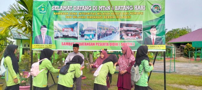 GEMAR Penanda Semangat Tak Surut: SANTIK MTsN 4 Batang Hari Sambut Siswa di Hari GEMAR Penanda Semangat Tak Surut: SANTIK MTsN 4 Batang Hari Sambut Siswa di Hari