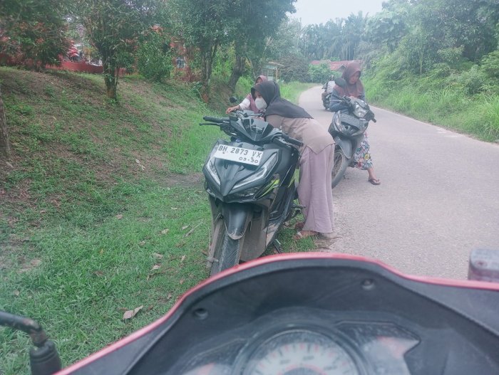 Suasana Siang Saat Orang Tua Menjemput Siswa di Gerbang MTs 4 Batanghari Suasana Siang Saat Orang Tua Menjemput Siswa di Gerbang MTs 4 Batanghari