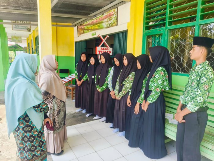Wakakur dan Pembimbing Beri Pengarahan Peserta OMI MTsN 4 Batang Hari