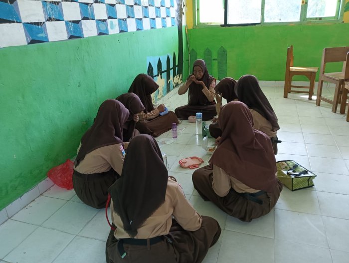 Pagi penuh kebersamaan, siswi kelas 8A awali pagi hari dengan sarapan bersama