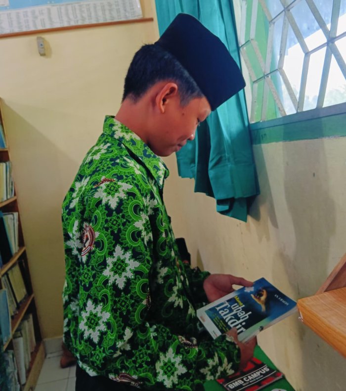 Eza Temukan Inspirasi Hidup dari Buku Mengubah Takdir di Perpustakaan Bahrul Ulum