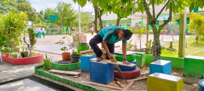 Dari Tangan Agung, Hadirlah Kursi Taman: Wujud Dedikasi Menuju Madrasah Asri di MTsN 4 Batang Hari
