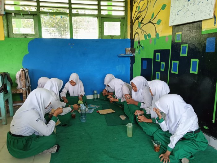 Momen  hangat ,siswa MTsN 4 Batang Hari makan bersama di jam istirahat