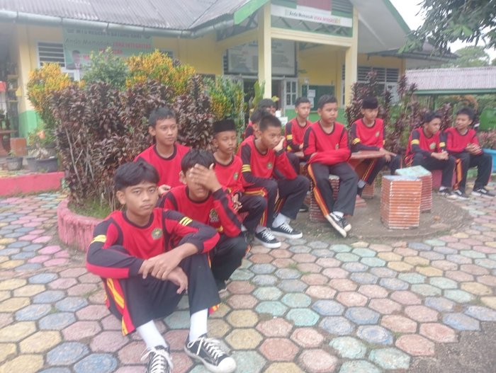 Potret Kebersamaan Siswa Madrasah Saat Jam Istirahat Di Taman
