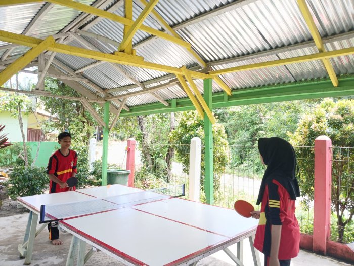 Kanaya, Rifaldi, dan Teman-Teman Lain Seru-Seruan Tanding Tenis Meja Saat Waktu Istirahat