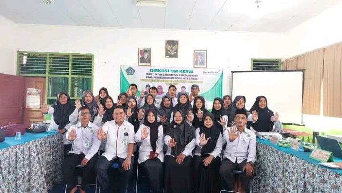 Momen Foto Bersama Tim Zi MTsN 4, MTsN 2 Dan MAN 1 Kabupaten Batanghari