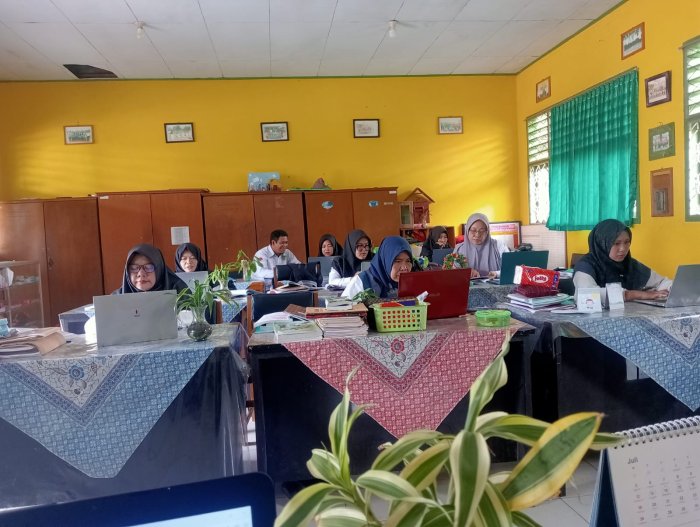 Demi Tertib Administrasi, Majelis Guru MTsN 4 Batang Hari Tuntaskan Laporan PJJ