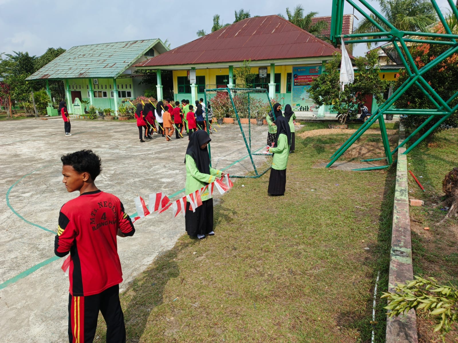 Dekorasi Meriah Warnai Persiapan HUT RI ke-80 di MTsN 4 Batanghari