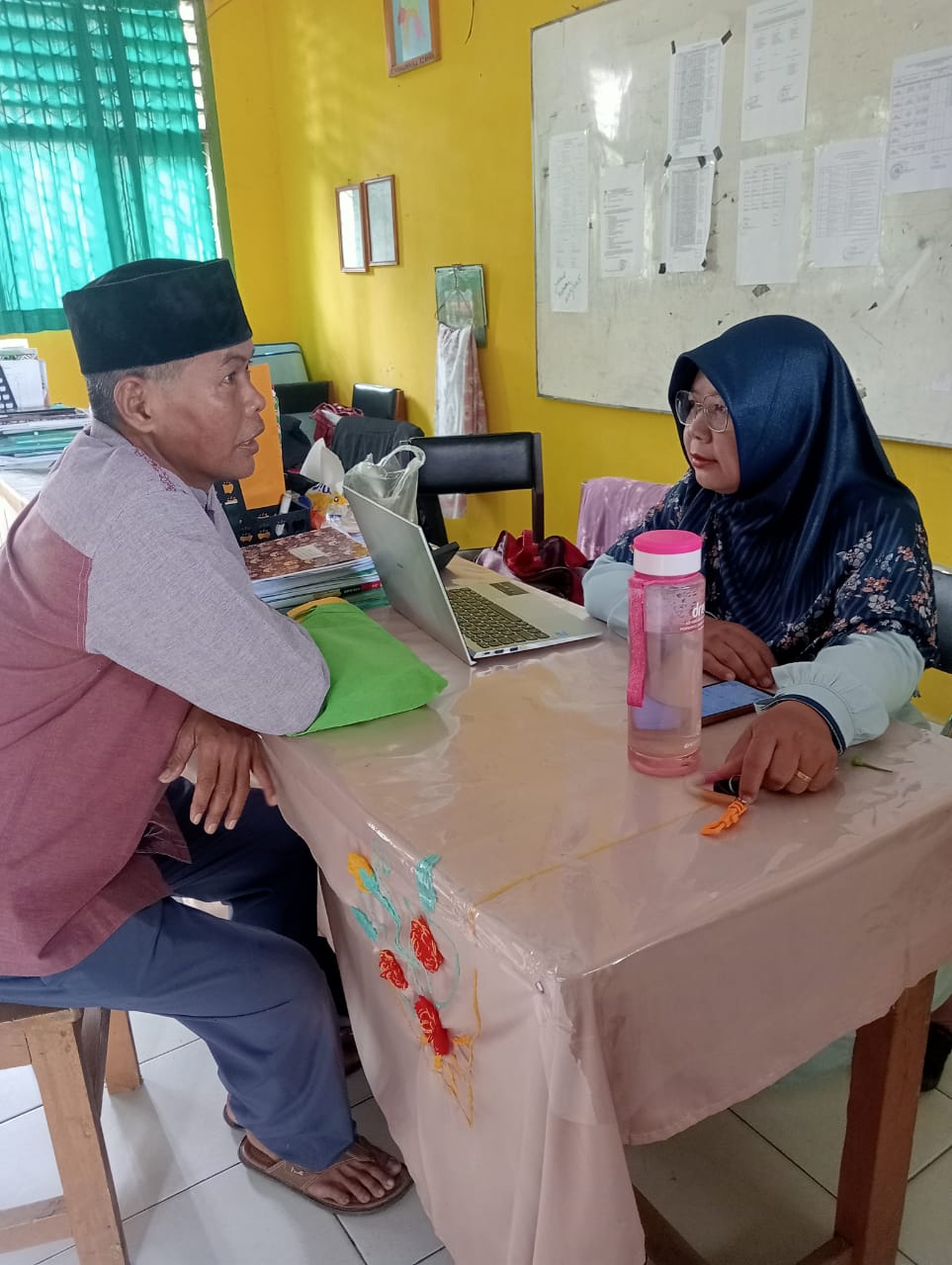Ketua Komite Madrasah Temui wakil kepala bidang kurikulum 