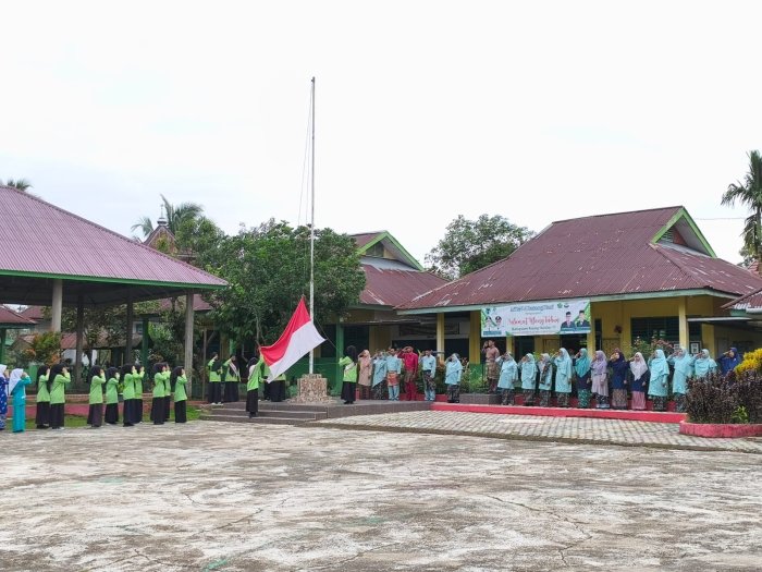 Upacara Awal Semester Genap, Kepala MTsN 4 Batang Hari Tekankan Disiplin dan Semangat Baru