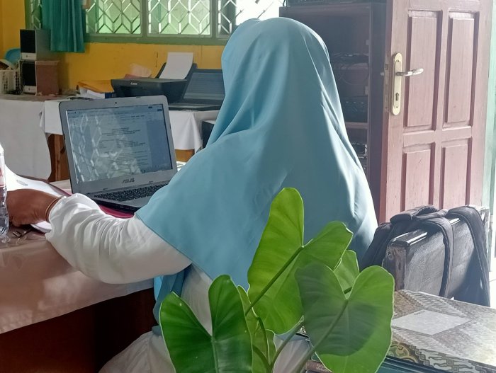 Wakil Kepala Madrasah Bidang Kesiswaan MTsN 4 Batanghari Siapkan TOR dan RAB Pengadaan Rompi OSIM dan Futsal