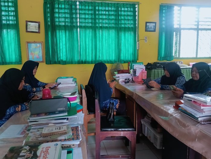 Semangat Guru MTsN 4 Batang Hari Ikuti Program PINTAR Kemenag Semangat Guru MTsN 4 Batang Hari Ikuti Program PINTAR Kemenag