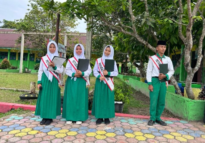 Siswa Kelas 9A MTsN 4 Batang Hari Sukses Laksanakan Tugas sebagai Petugas Upacara Bendera Hari Senin