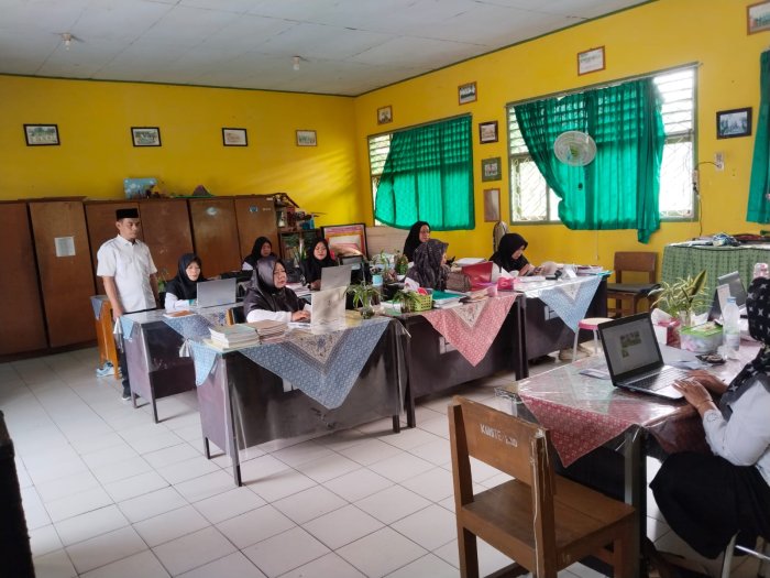 Kepala Madrasah Pantau Langsung Persiapan Simulasi AKGTK 2026 di MTsN 4 Batang Hari