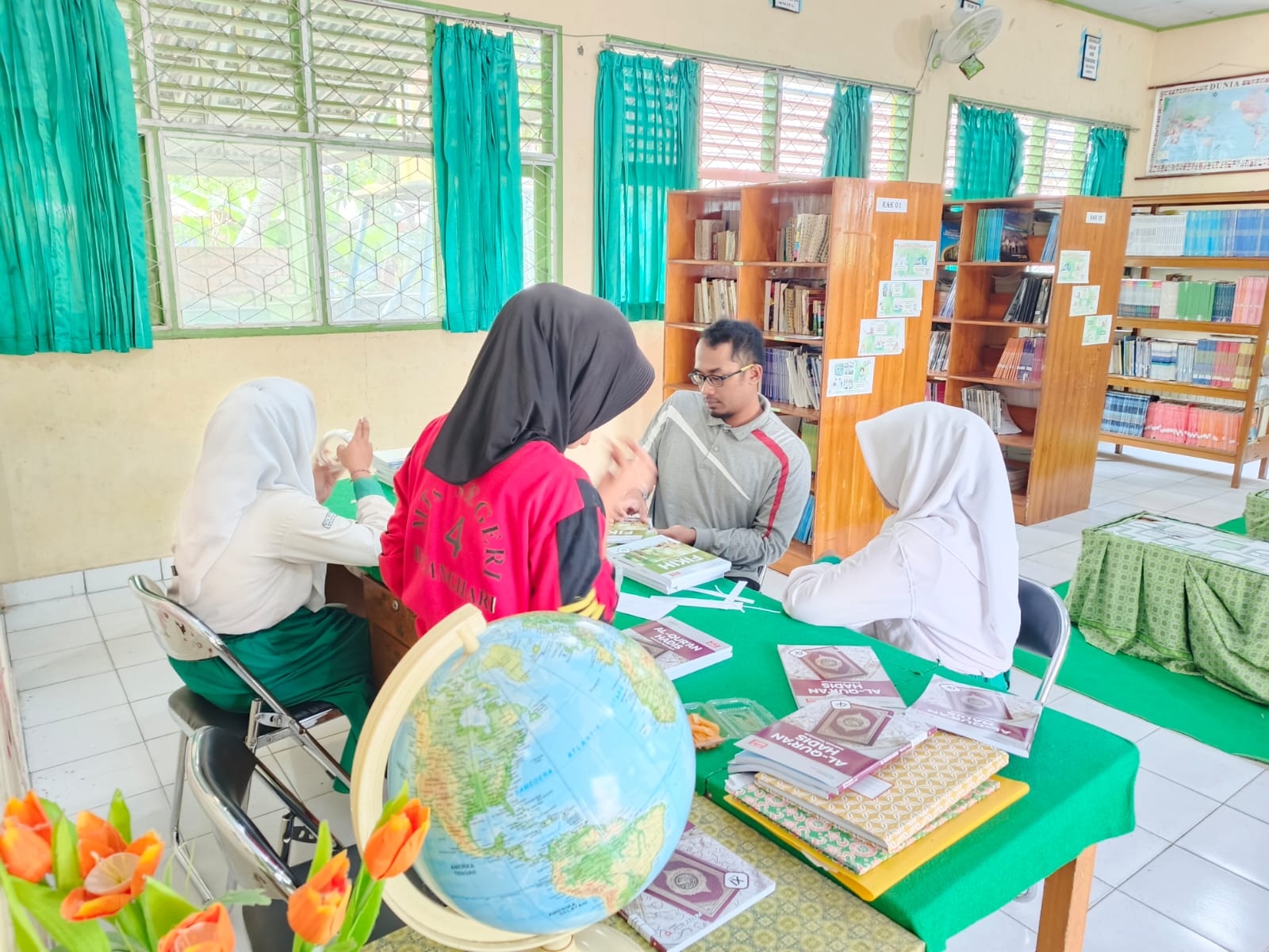 Proses Penempelan Label Buku Untuk Mempermudah Penataan Dan Penemuan Buku Di Perpustakaan Bahrul Ulum MTsN 4 Batanghari