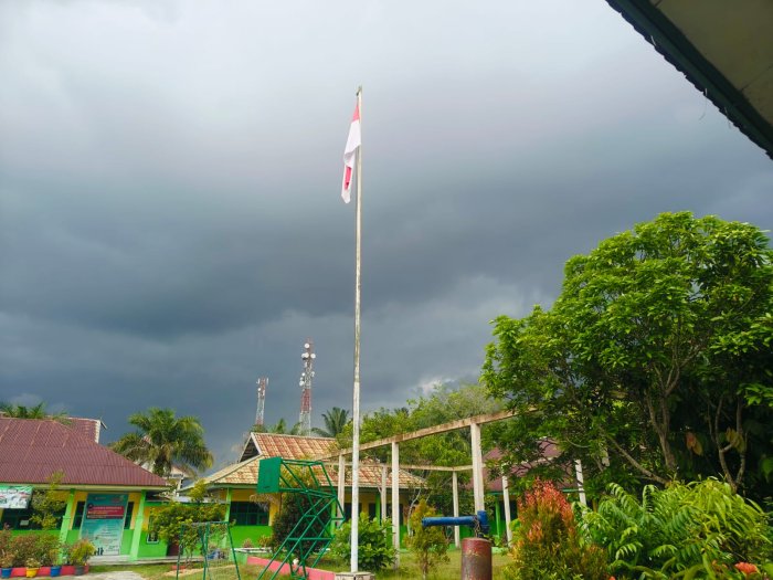 Langit Gelap, Semangat Terang Guru MTsN 4 Batang Hari Tetap Mengajar di Tengah terpaan Hujan