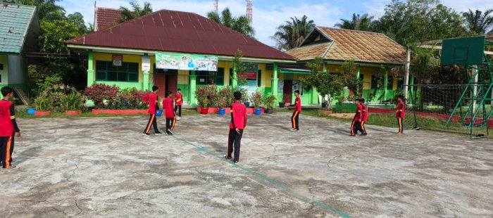 Tim Futsal MTsN 4 Batanghari Tetap Semangat Berlatih Setiap Sabtu Pagi Tim Futsal MTsN 4 Batanghari Tetap Semangat Berlatih Setiap Sabtu Pagi