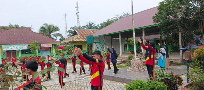 Perkuat Kebersamaan dan Kebugaran, MTsN 4 Batang Hari Awali Aktivitas dengan Senam Pagi