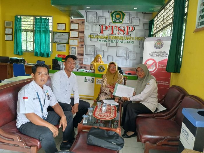 Menerima Kunjungan Dinas Sosial Kabupaten Batanghari Terkait Pendataan Siswa Penerima PKH Menerima Kunjungan Dinas Sosial Kabupaten Batanghari Terkait Pendataan Siswa Penerima PKH