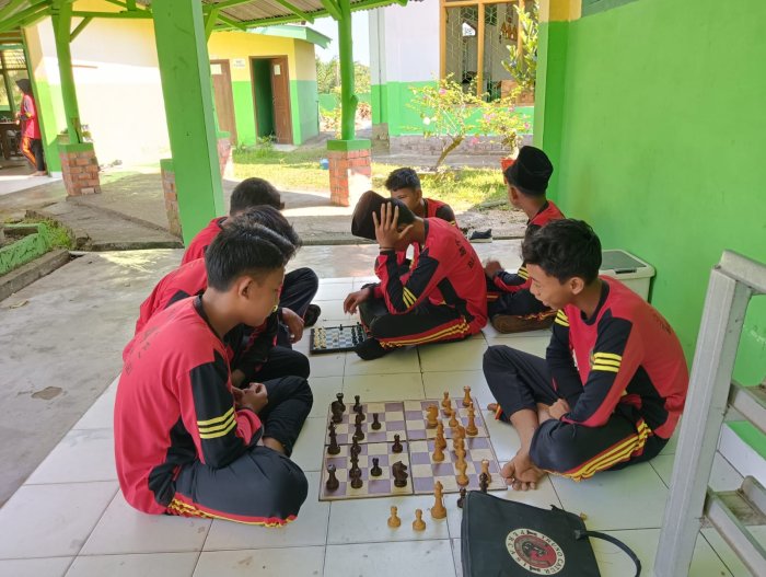 Latihan Catur Asah Konsentrasi dan Strategi Peserta Didik MTsN 4 Batang Hari