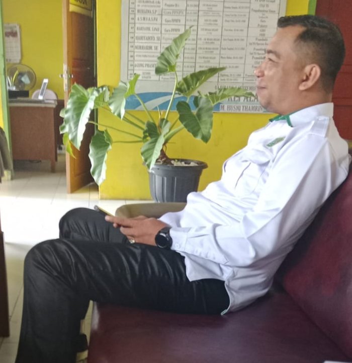 Hari Pertama Menjabat, Kepala TU MTsN 4 Batang Hari Faisol Tersenyum Sambut Tugas Baru