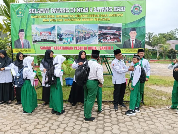 Mendung Tak Berarti Hujan, Tetap Semangat Sambut Peserta Didik di MTsN 4 Batang Hari