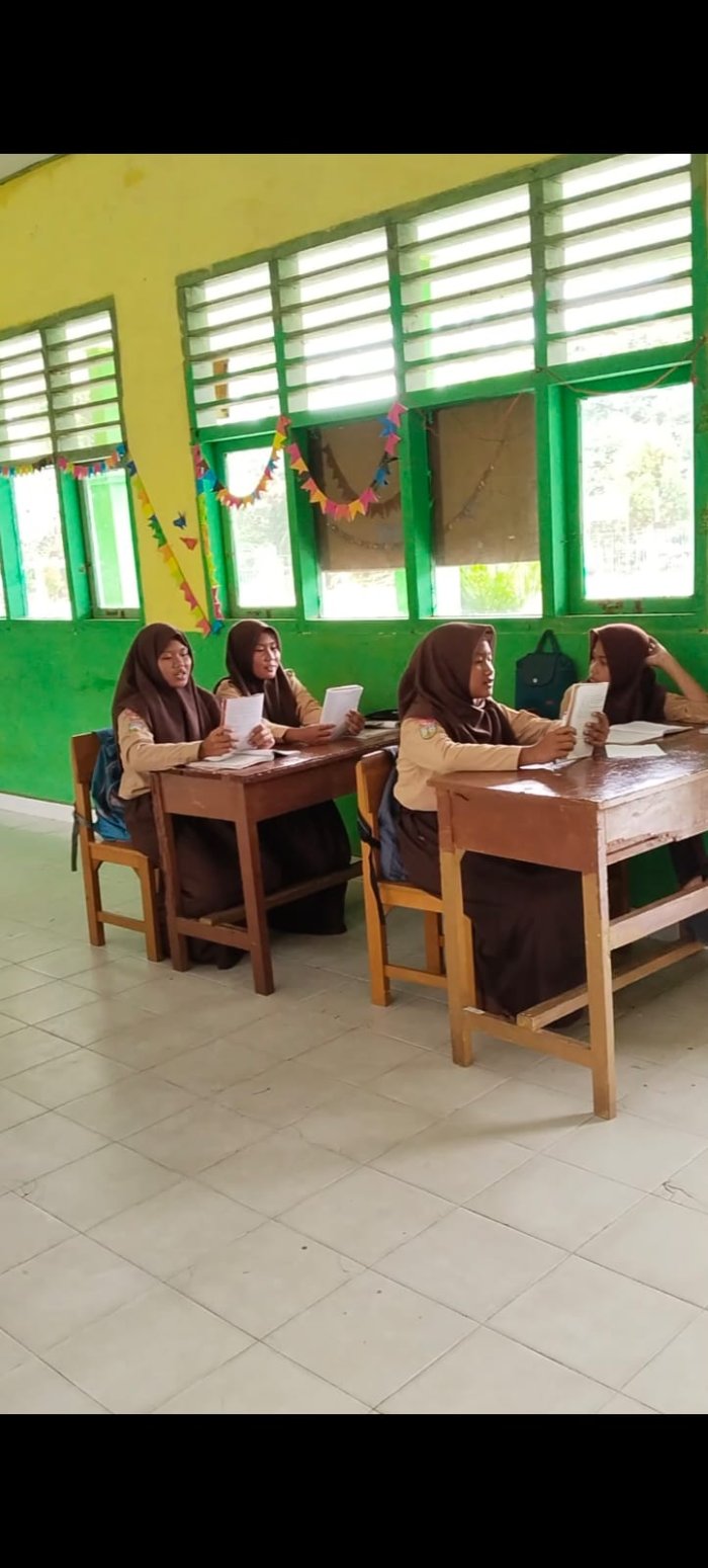 Kreatif Siswa Kelas 7B Tampilkan Musikalisasi Puisi Rakyat Pantun