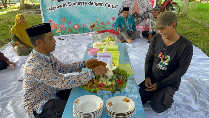 MTsN 4 Batanghari Gelar Pemotongan Tumpeng dalam Rangka Hari Guru Nasional ke 80
