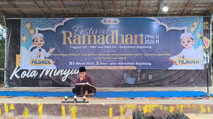 Aqil Siswa MTsN 4 Batang Hari Senandungkan Ayat Suci Al-Quran di Alun-Alun Bajubang