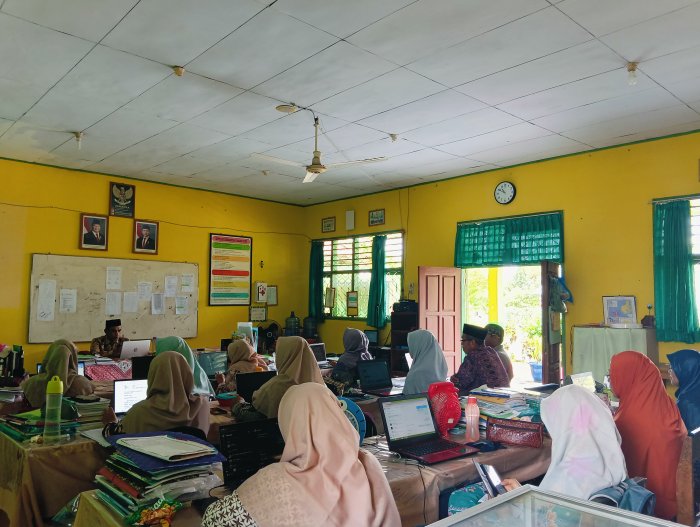 Rapat Internal Majelis Guru MTsN 4 Batanghari Bahas Pemutakhiran Data EMIS Madrasah Rapat Internal Majelis Guru MTsN 4 Batanghari Bahas Pemutakhiran Data EMIS Madrasah