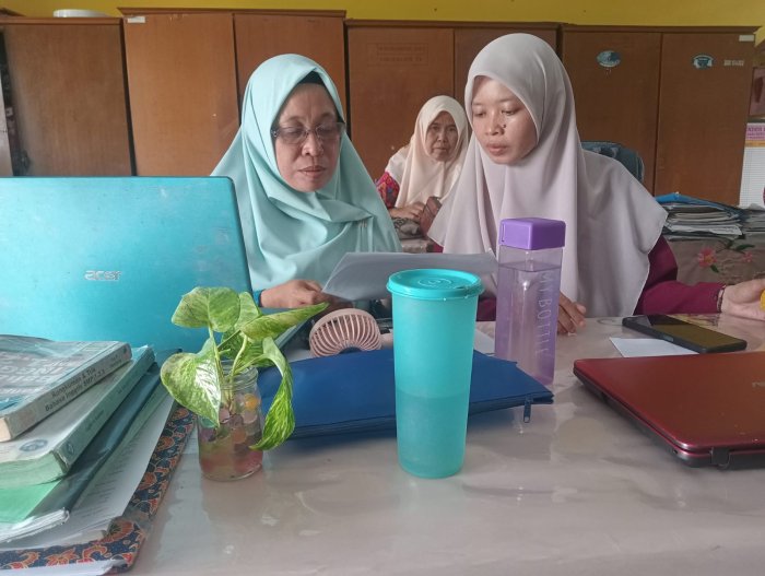 Diskusi Persiapan Penilaian Kinerja Kepala Madrasah Dengan Teman Sejawat
