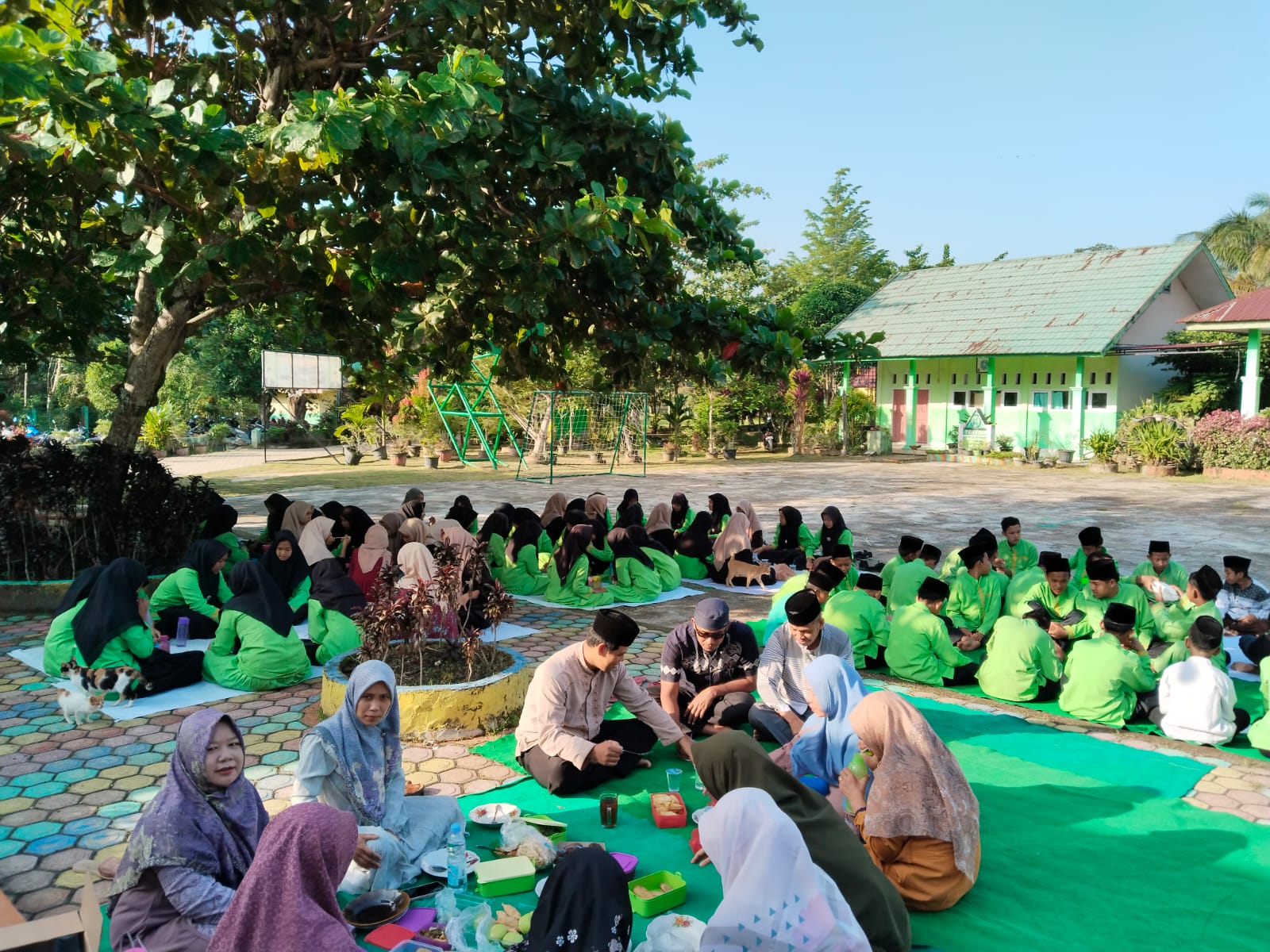 KUDAPAN DI PAGI HARI UNTUK MENUNJANG AKTIVITAS DI MADRASAH