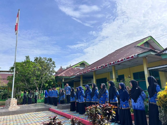 GTK MTsN 4 Batanghari Berkomitmen Gunakan Seragam Batik KORPRI di Hari Besar Nasional