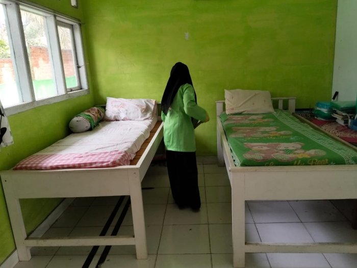 Semangat Sehat! Dua Siswi 7B Rawat Ruang UKS dengan Telaten