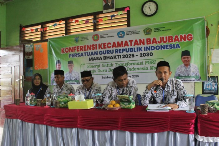 Kepala Madrasah dan Wakakur MTsN 4 Batang Hari Hadiri Konferensi PGRI Cabang Kecamatan Bajubang
