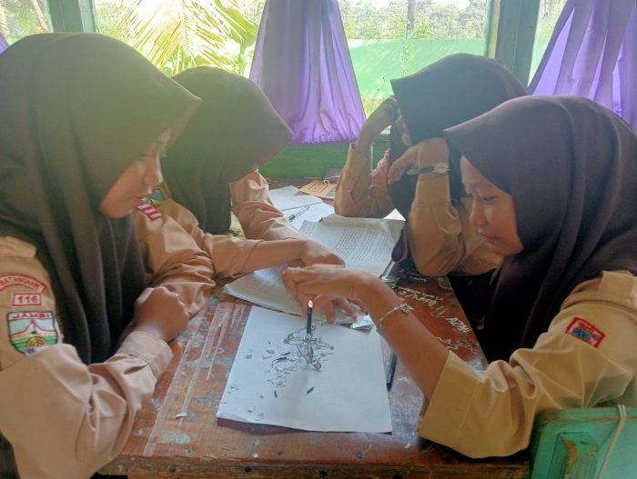 Siswa Kelas IX B  Amati Pola Serbuk Besi dengan Magnet Batang