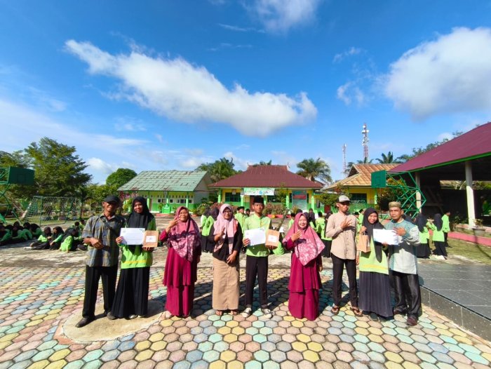 MTsN 4 Batang Hari Apresiasi Prestasi Gemilang Siswa, Juara Umum Akademik Terima Sertifikat dan Hadiah
