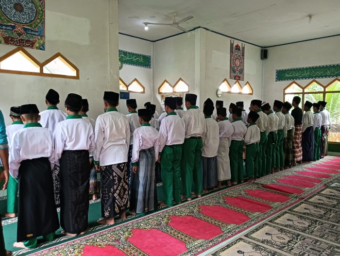 Disiplin dan Religius, Peserta Didik  dan GTk MTsN 4 Batanghari melaksanakan Sholat Zuhur Berjamaah