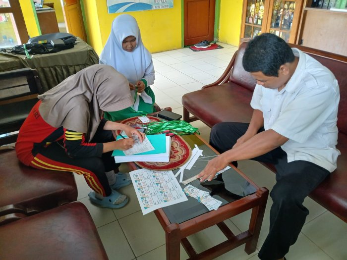 Panitia LDKS MTsN 4 Batang Hari Siapkan ID Card dan Sertifikat Peserta