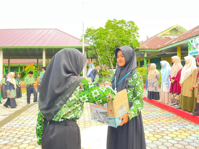 Siswa Siswi MTsN 4 Batanghari Salurkan Donasi untuk Korban Bencana Alam di Sumatera