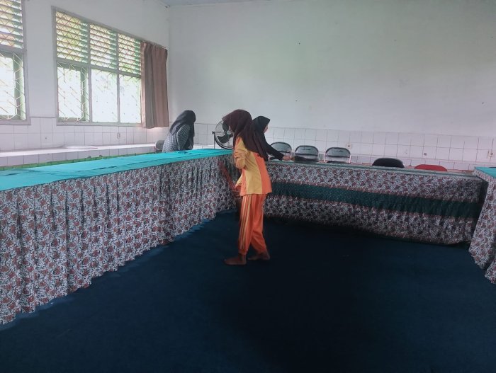 Siswa Kelas 7 Turut Aktif Bantu Bersihkan Ruang Pertemuan Persiapan Monev ZI