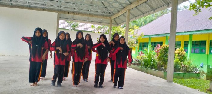 Latihan Penuh Antusias, Murid VII A dan VII B MTsN 4 Batang Hari Siap Meriahkan Pelepasan Kelas IX