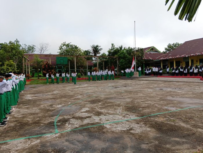 MTsN 4 Batanghari Tekankan Sikap Baik dalam Upacara Bendera sebagai Wujud Cinta NKRI MTsN 4 Batanghari Tekankan Sikap Baik dalam Upacara Bendera sebagai Wujud Cinta NKRI