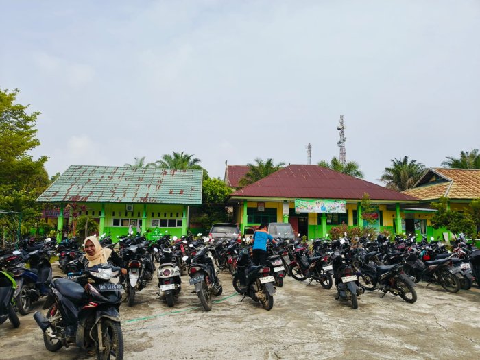 Lapangan Upacara MTsN 4 Batang Hari Menjadi Tempat Parkir bagi Tamu Penerima Bantuan Baznas Kabupaten