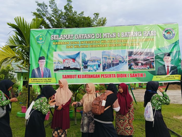 Pagi Penuh Senyum, Guru Piket SANTIK Sambut Siswa dengan Kehangatan