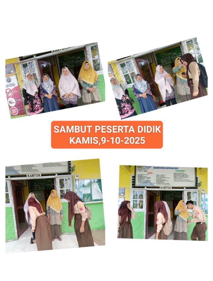 Tetap Sambut Siswa dengan Ramah Meski Diguyur Hujan Tetap Sambut Siswa dengan Ramah Meski Diguyur Hujan