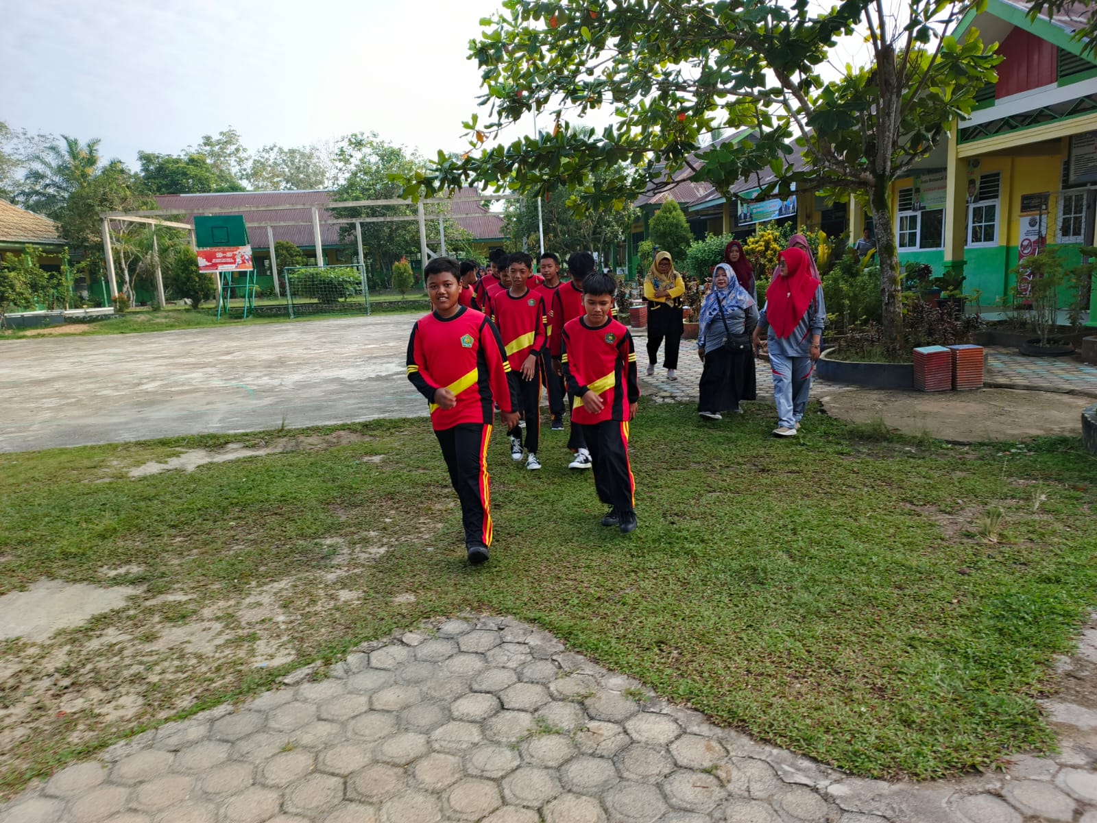 Jalan Santai Sehat, Rapatkan Barisan: MTsN 4 Batanghari Awali Pagi dengan Gerakan